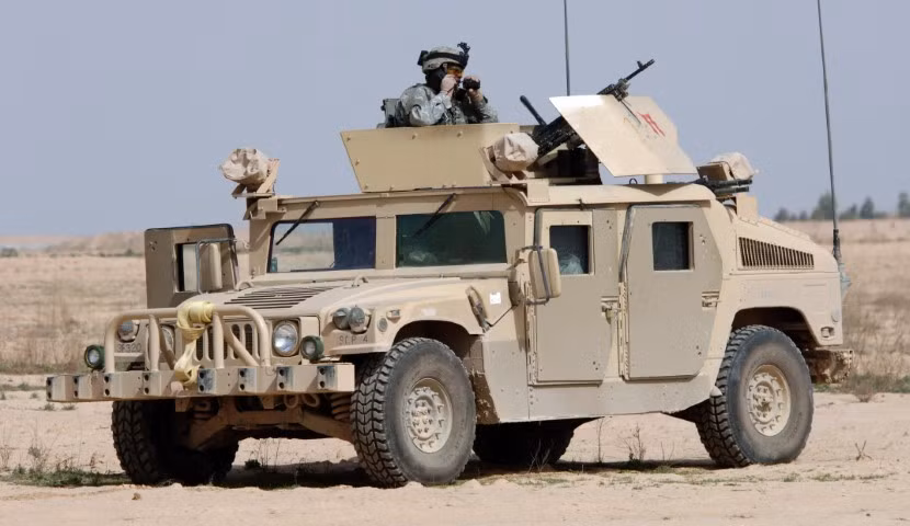 Sau khi tiến chiếm Kabul, với sự tan rã của quân đội Afghanistan, toàn bộ vũ khí đã thuộc về Taliban trong đó có hàng chục ngàn xe bọc thép Humvee.