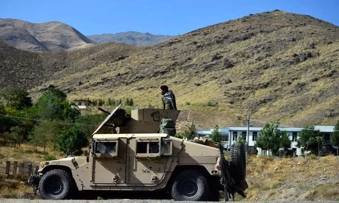 Humvee có chiều dài 4,57 m; rộng 2,16 m; cao 1,83 m; khối lượng 2.676 kg. Xe được trang bị động cơ diesel V8 6,2 lít hoặc động cơ turbo diesel V8 6,5 lít giúp đạt tốc độ tối đa 113 km/h.