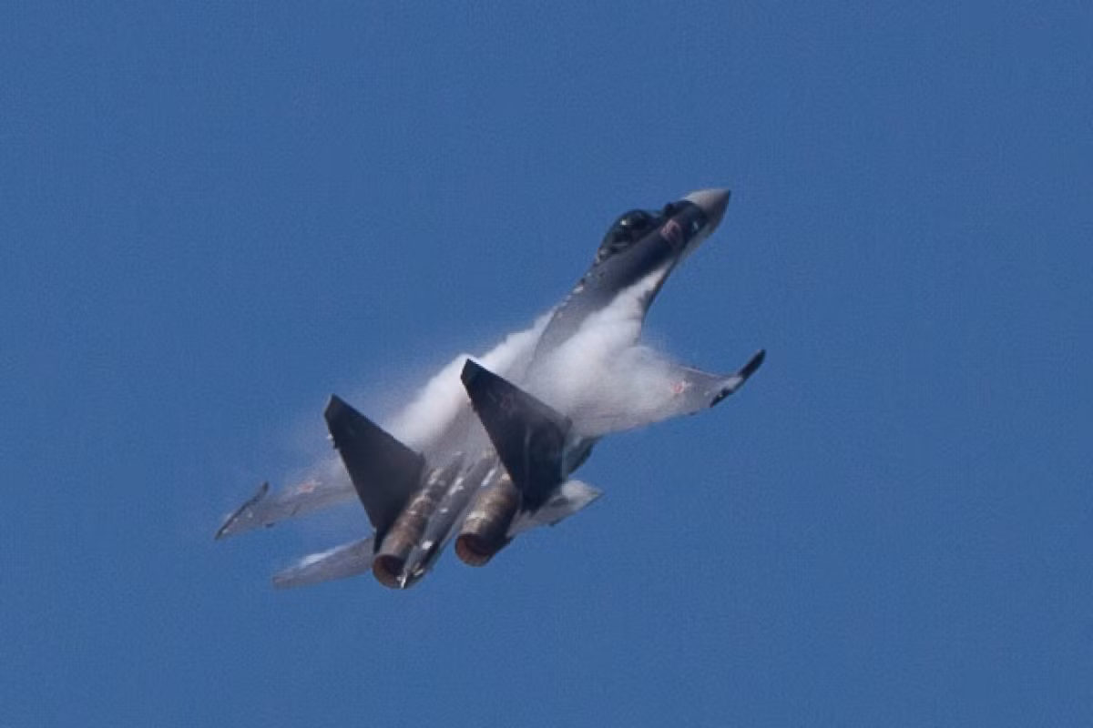 Tương tự như Su-57, chiến đấu cơ Su-35 cũng có khả năng bay hành trình ở tốc độ siêu âm. Cụ thể, khi Su-35 bay hành trình ở độ cao trung bình, tốc độ tối đa mà nó đạt được có thể lên tới Mach 1.1. Nguồn ảnh: Pinterest.