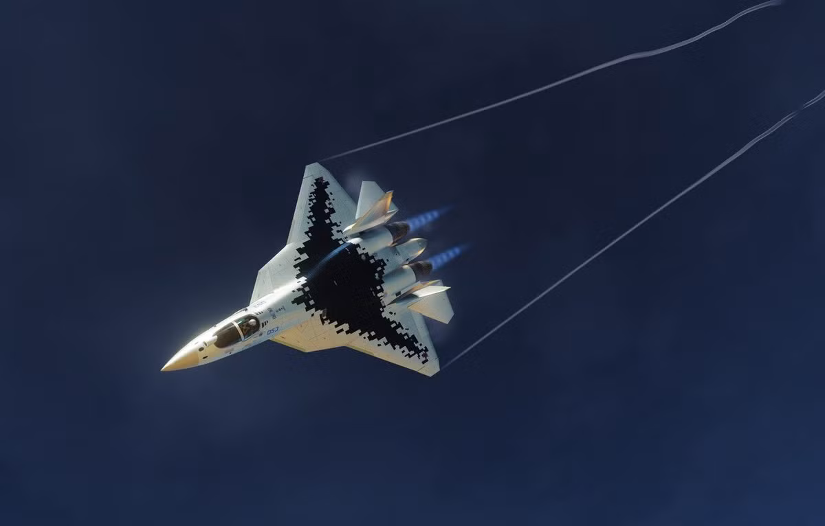 Chưa hết, nếu được trang bị thêm thùng xăng phụ, tầm bay tối đa của tiêm kích Su-57 có thể lên tới 4500 km. Để dễ tưởng tượng, khoảng cách từ bờ đông tới bờ tây của nước Mỹ, cũng chỉ hơn 4000 km đôi chút.
