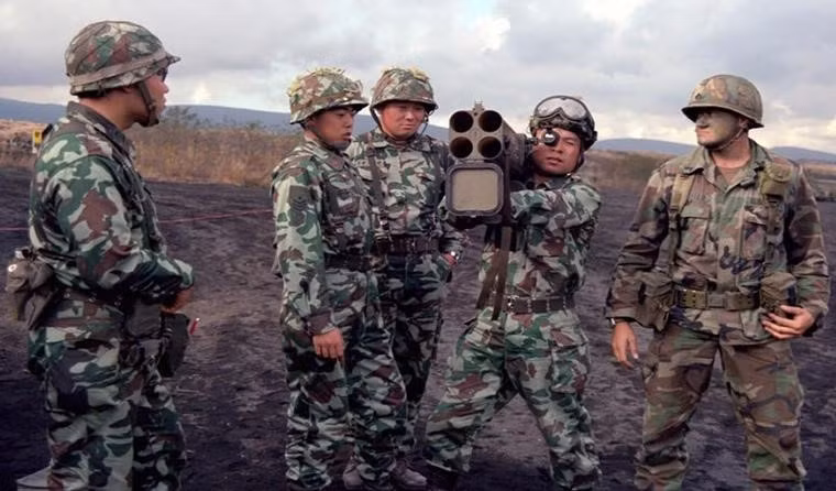 Không giống như súng phóng lựu M72 được trang bị đạn nổ lõm chống tăng, M202 lại được trang bị đạn nổ cháy cho phép tấn công nhiều loại mục tiêu khác nhau ở từng khoảng cách nhất định.