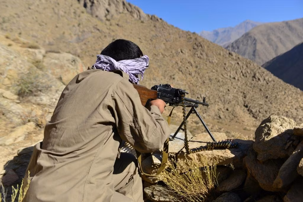 Cần phải nhắc lại rằng, thung lũng Panjshir nằm cách thủ đô Kabul của Afghanistan chỉ 90 km về hướng Bắc. Toàn bộ khu vực thung lũng này nằm lọt thỏm trong vùng Taliban kiểm soát, nên rất khó để lực lượng quân kháng chiến Afghanistan tiếp cận với nguồn tiếp tế từ bên ngoài.