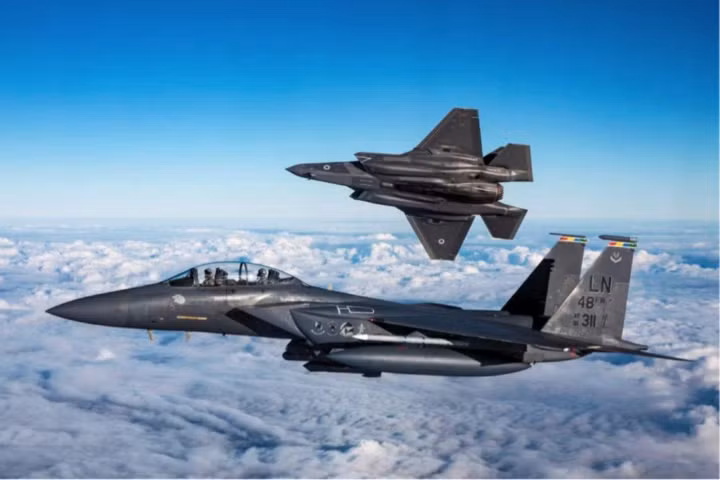Về phần máy bay chiến đấu F-35, nhiệm vụ của chúng nhờ khả năng tàng hình sẽ theo dõi chiến trường, thu thập thông tin tình báo và chuyển thông tin về mục tiêu của đối phương cho các tiêm kích khác, 19FortyFive tóm tắt.