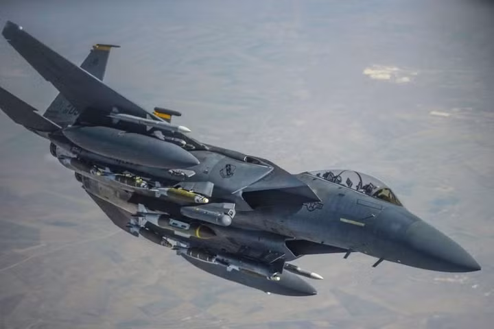 Tờ 19FortyFive nhớ lại rằng chiếc F-15 đầu tiên được đưa vào phục vụ Không quân Mỹ từ những năm 1970. Tuy nhiên trong những năm gần đây, chiến đấu cơ này đã được cải tiến nhiều lần.