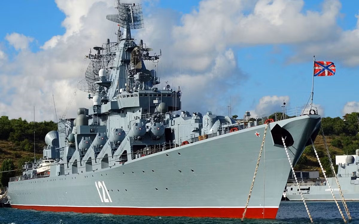 Sau màn chào hỏi đầy căng thẳng hồi tuần trước, khu trục hạm HMS Defender của Anh vẫn tiếp tục thực hiện tuần tra trên khu vực biển Đen, theo sát nút tàu khu trục hạm của Anh như hình với bóng, là tuần dương hạm Moscow của Nga.