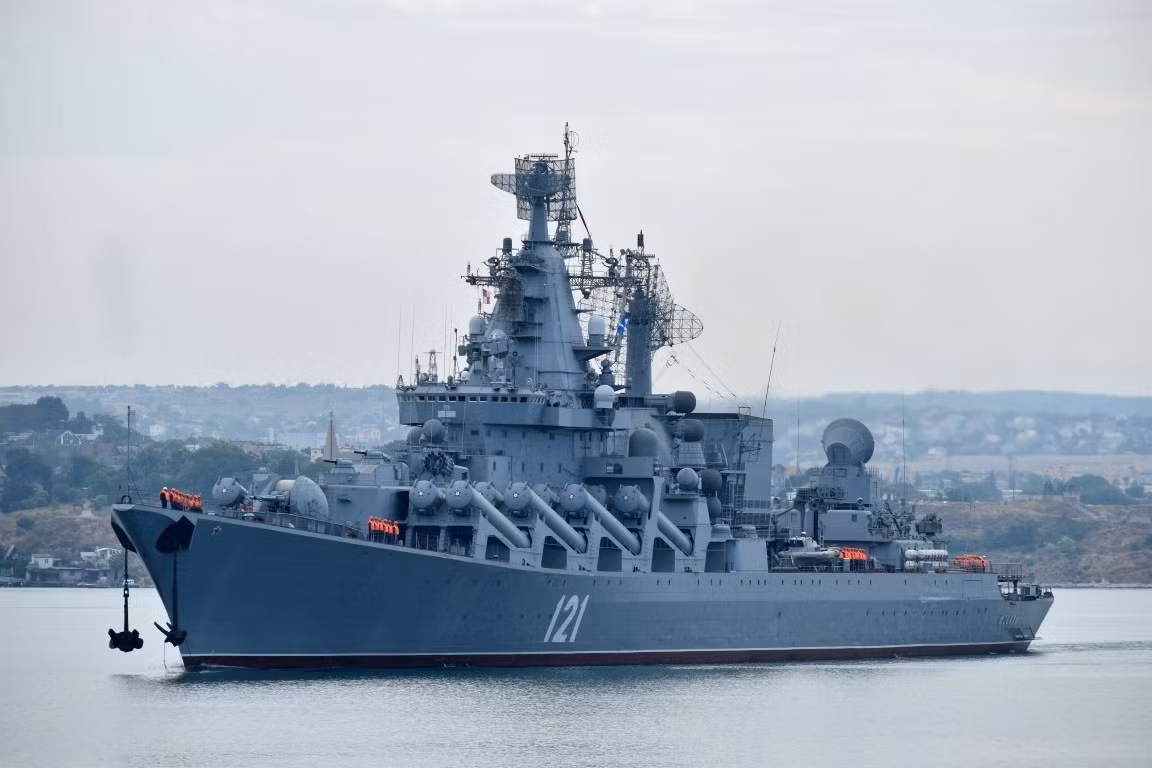 Tàu tuần dương Moscow có cảng chính nằm tại Sevastopol, là một trong những tàu chiến mạnh nhất được đóng vào thời kỳ cuối của Liên Xô.