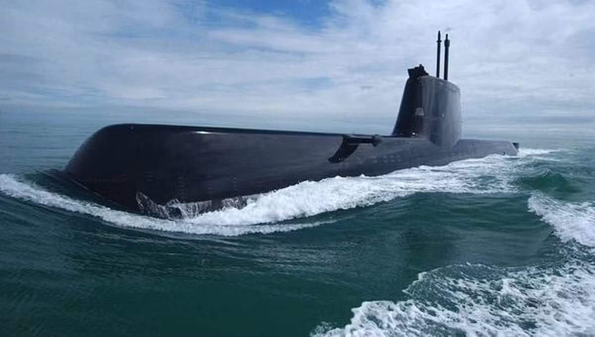 KSS-III là tàu ngầm phi hạt nhân đầu tiên trên thế giới được trang bị cột buồm giám sát quang điện-tử thế hệ mới, thay cho kính tiềm vọng truyền thống.
