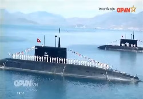 Điểm đặc biệt của các tàu ngầm Kilo cũng như của phần lớn các tàu ngầm sử dụng động cơ điện - diesel hiện nay đó là tốc độ khi lặn của tàu sẽ nhanh hơn, so với tốc độ của tàu khi nổi.
