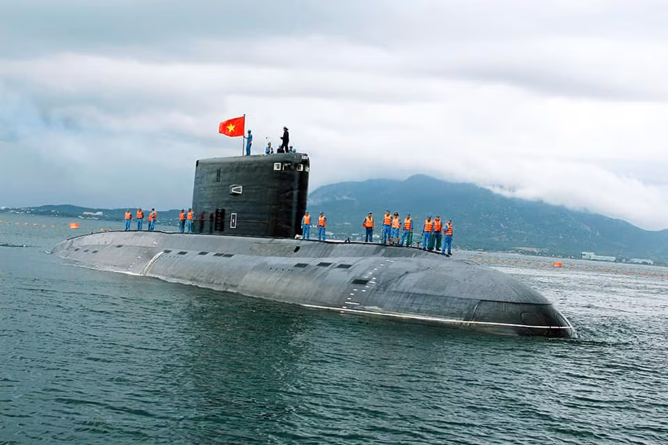 Hợp đồng mua tàu ngầm Kilo được Việt Nam ký kết với Nga năm 2009. Chúng ta đã đặt mua tổng cộng 6 tàu ngầm theo Đề án 636 Varshavyanka với giá trị hợp đồng kỷ lục, lên tới 2 tỷ USD.