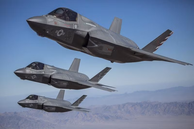 F-35 là tiêm kích tàng hình thế hệ thứ năm, một động cơ, tác chiến hiệu quả trong mọi điều kiện thời tiết, có khả năng mang tên lửa không đối không và bom dẫn đường bằng laser với tầm hoạt động khoảng 2.200 km và có thể đánh lừa hệ thống radar của đối phương.