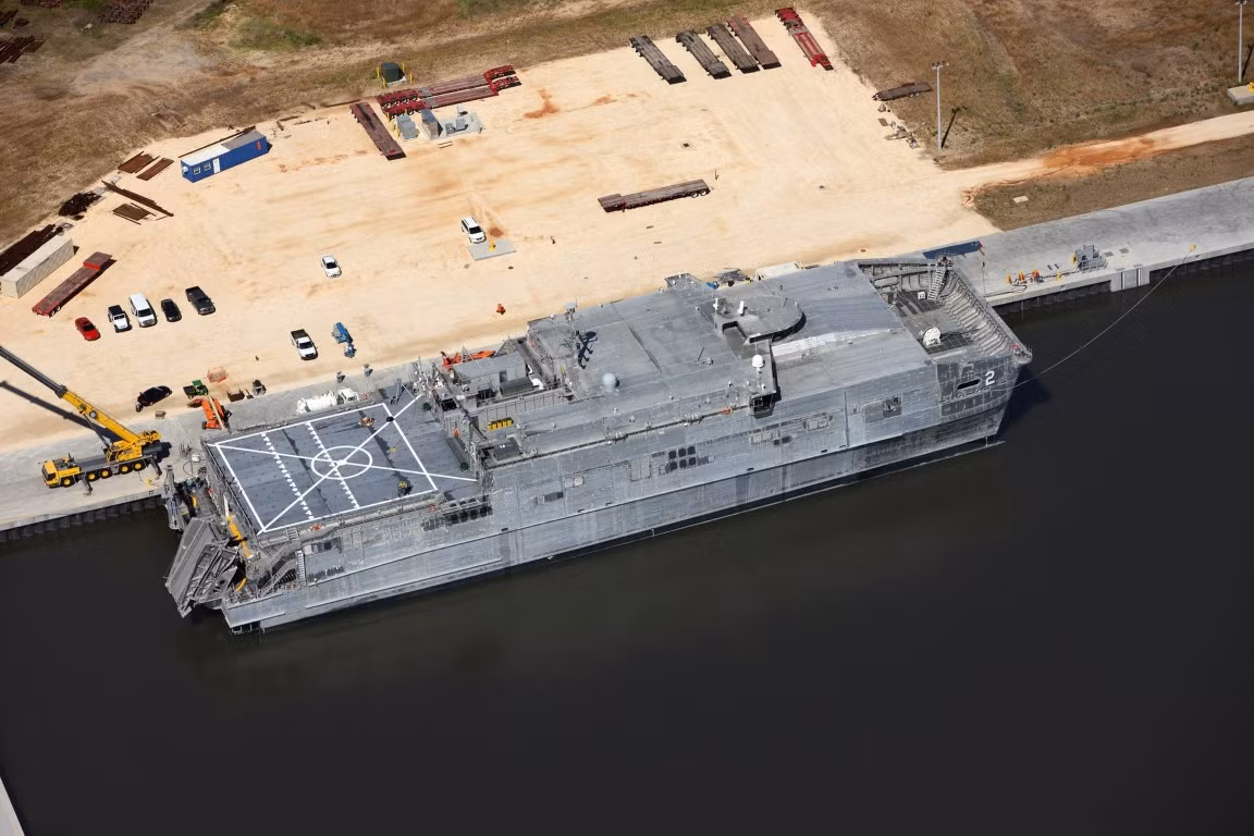 Tàu vận tải viễn chinh USNS Yuma của Hải quân Mỹ, được sử dụng cho các nhiệm vụ vận chuyển hàng hóa, binh lính và phương tiện quân sự, tới các điểm nóng nằm xa lãnh thổ Mỹ.