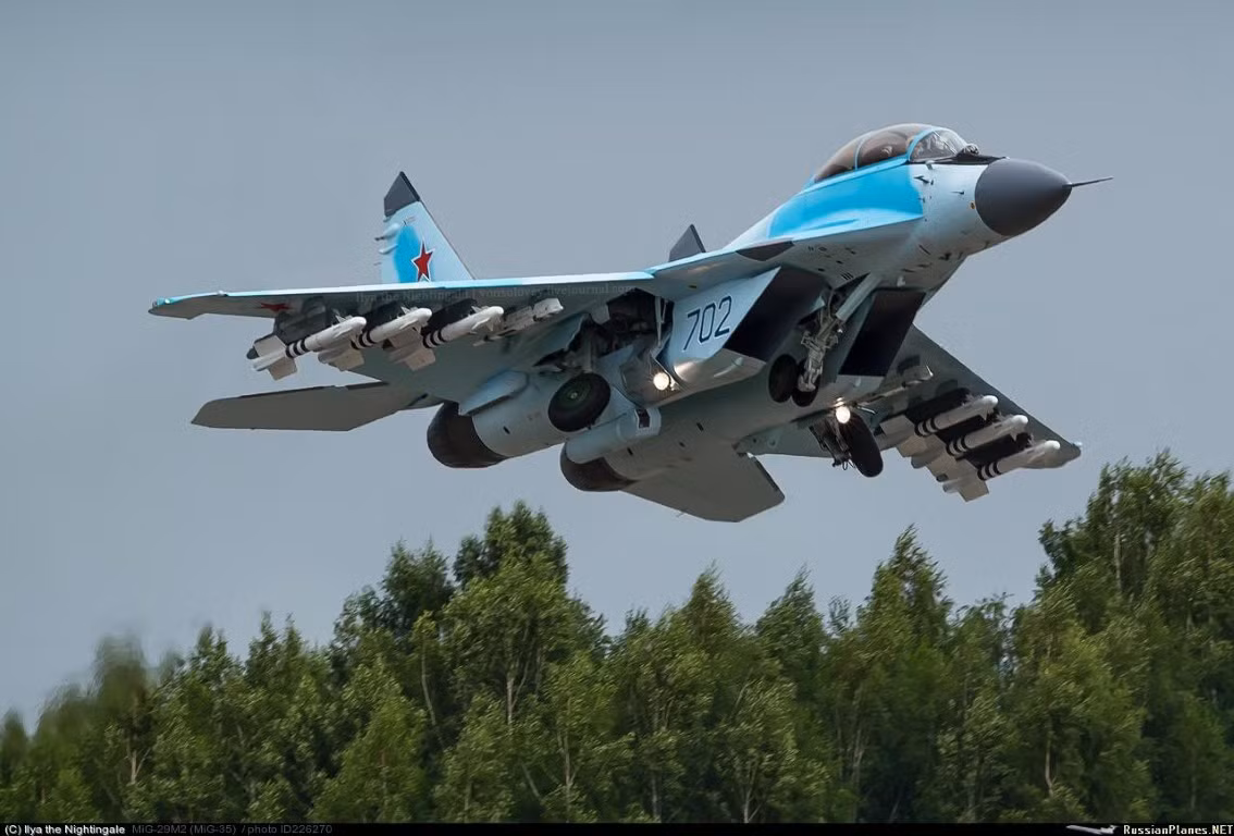 Mặc dù giới chức quân sự Nga đã đưa ra những lợi thế của MiG-35, nhưng theo nhiều chuyên gia quân sự độc lập khác thì họ đã cố tình nói sai hoặc che giấu bớt những khuyết điểm của chiếc tiêm kích này.