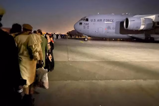 Ước tính, vẫn còn hàng nghìn người nước ngoài rải rác khắp lãnh thổ Afghanistan, trong số này có nhiều nhà báo, nhà thầu tư nhân. Ngoài ra, còn một số lượng lớn người Afghanistan làm việc giúp phương Tây, cũng cần được di tản.