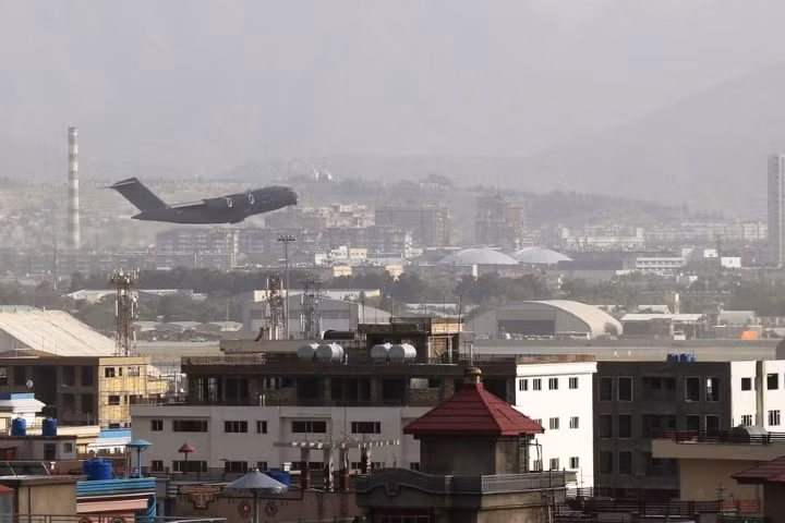 Hiện tại, phi trường Kabul đang xuất hiện một số lượng rất lớn binh lính Mỹ, lực lượng này sẽ đảm bảo an ninh cho những chuyến bay di tản công dân nước ngoài ra khỏi thủ đô Kabul, Afghanistan.