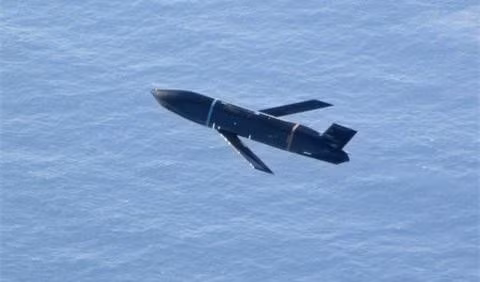 Tiêm kích F-15E Strike Eagles là một trong những dòng máy bay chiến đấu được không quân Mỹ đặt hàng nhiều nhất và cũng là tiêm kích đi đầu trong việc tích hợp loạt tên lửa tàng hình tàng hình AGM-158B.