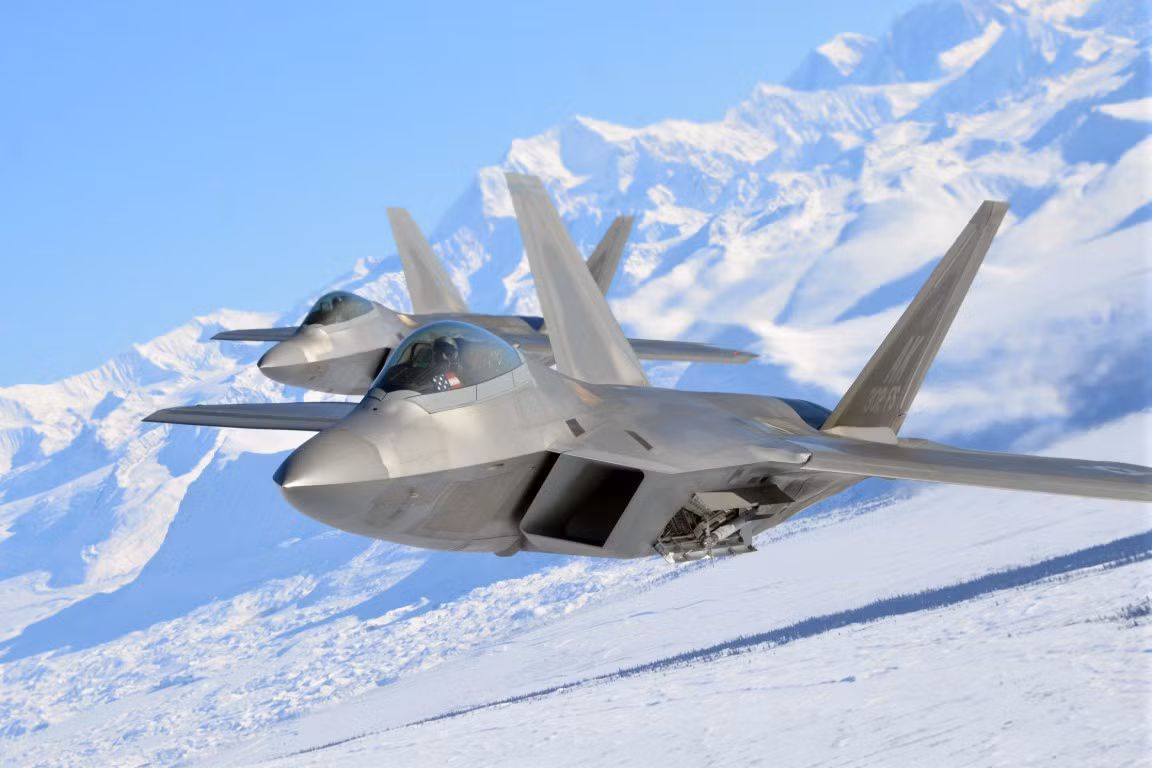 Chưa kể tới việc, giá thành nghiên cứu và phát triển của tiêm kích F-35 là quá cao, khiến cho việc cải biên dây chuyền F-22 Raptor sang sản xuất chiến đấu cơ F-35, sẽ giảm đi được phần nào chi phí.