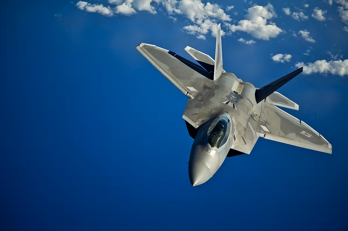 Theo các thông tin được tờ Aviationist đăng tải, chiếc tiêm kích F-22 này thuộc biên chế của Không đoàn 325, Không quân Mỹ.