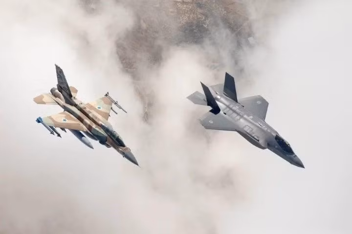 Có vẻ như chính quyền Israel đang tận dụng thời gian cả thế giới đang chú ý vào những gì diễn ra tại Afghanistan để tranh thủ tung ra những đòn tấn công quy mô lớn nhằm vào lực lượng Vệ binh Cách mạng Hồi giáo Iran đóng quân trên đất Syria.