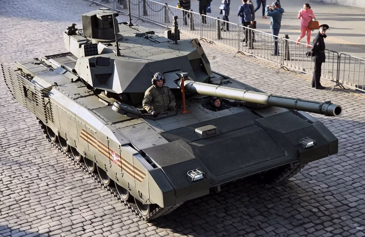 Hiện tại, ước tính mới chỉ có khoảng 25 chiếc xe tăng chủ lực T-14 Armata được Nga sản xuất và sử dụng hạn chế trong lực lượng. Quốc gia này cũng từng đặt mục tiêu, sản xuất được khoảng 100 chiếc Armata để sử dụng nội địa.