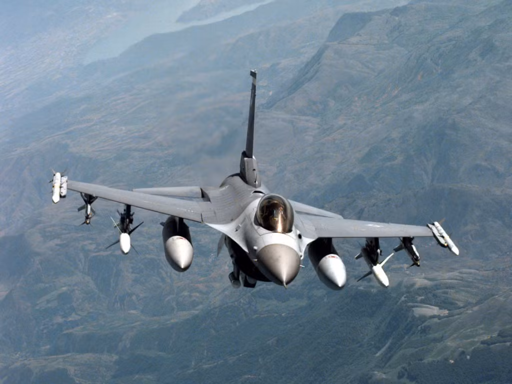 Đặc biệt, tiêm kích F-16 có tốc độ tối đa nhanh hơn so với Su-30 do Nga sản xuất, điểm khiến loại chiến đấu cơ này lép vế so với Su-30 của Nga chỉ là ở khả năng mang vác vũ khí.