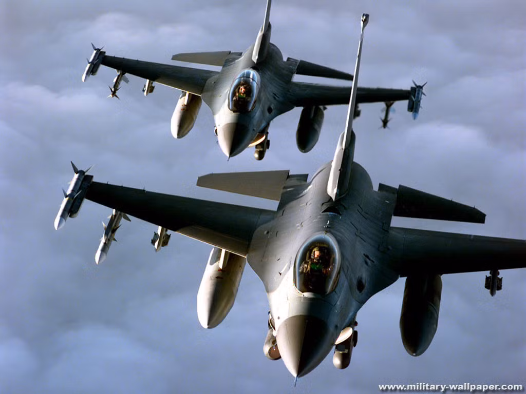 Là một tiêm kích hạng nhẹ, nếu so với chiến đấu cơ Su-30, tiêm kích F-16 có chi phí vận hành có phần nhẹ nhàng hơn khi chỉ tốn khoảng 25.000 USD cho mỗi giờ bay tùy theo từng nhiệm vụ khác nhau.