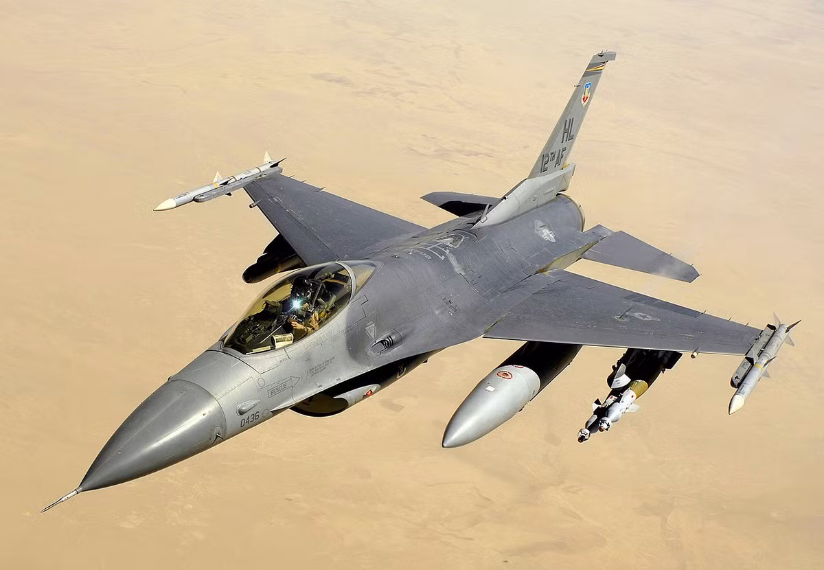 Cụ thể, tiêm kích F-16 chỉ có 11 giá treo và mang theo được 7,7 tấn vũ khí; trong khi đó chiếc chiến đấu cơ hạng nặng Su-30 của Nga có 12 giá treo và mang theo được... 8 tấn vũ khí.