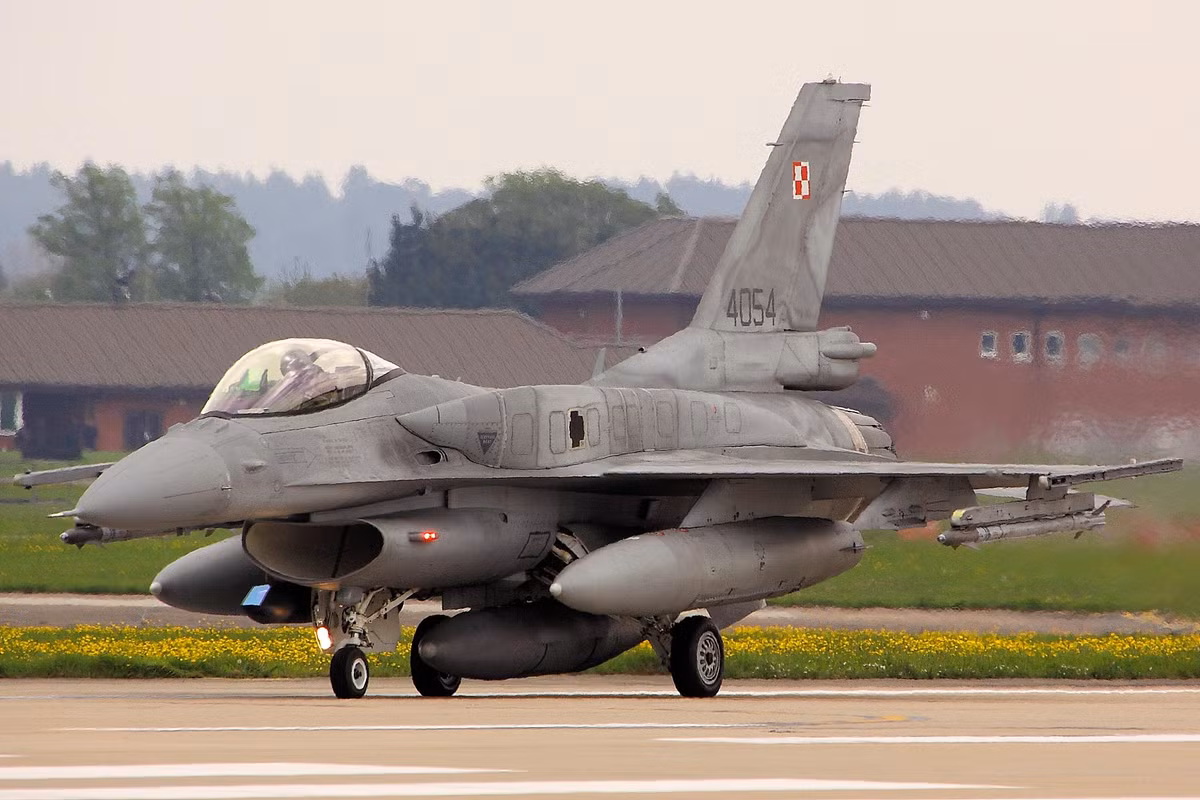 Khó có thể ước lượng tuổi thọ của tất cả những chiếc tiêm kích F-16 hiện tại, tuy nhiên bản thân General Dynamics - công ty chế tạo F-16 - tới nay vẫn cung cấp dịch vụ nâng cấp và đại tu cho loại chiến đấu cơ này.