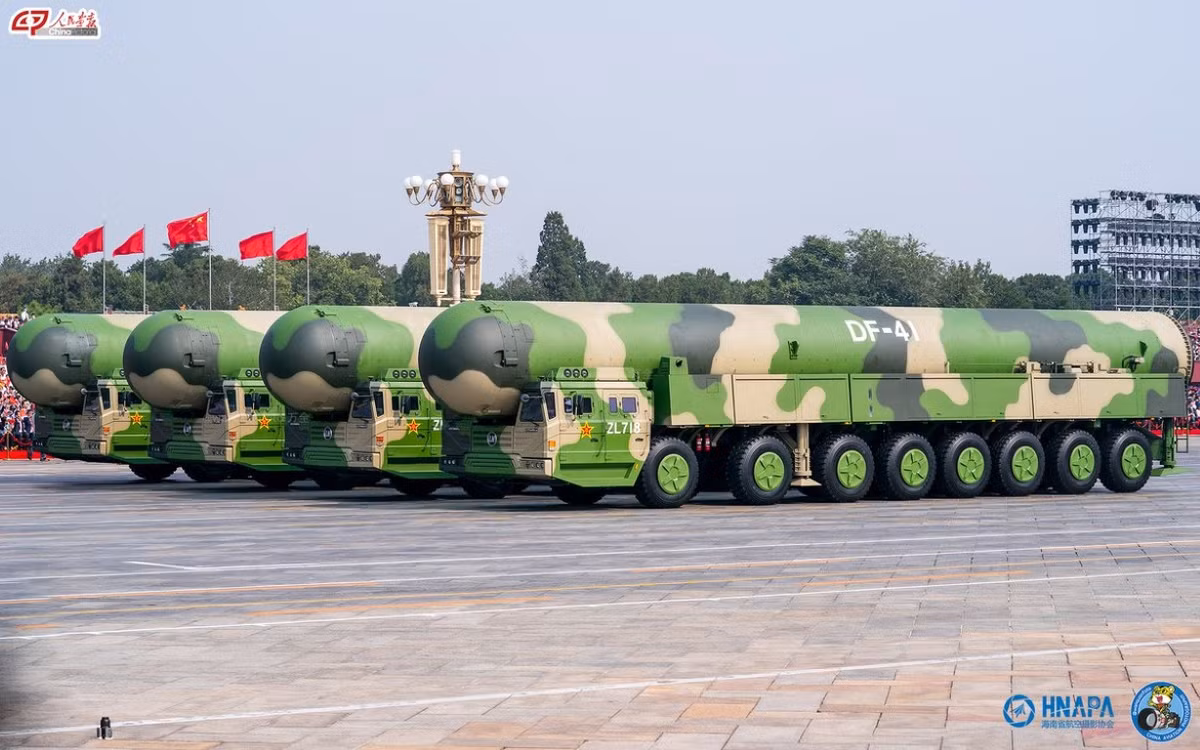 Đây là loại tên lửa đạn đạo vừa có khả năng phóng từ cơ cấu di động, vừa có khả năng phóng từ giếng phóng thẳng đứng cố định.