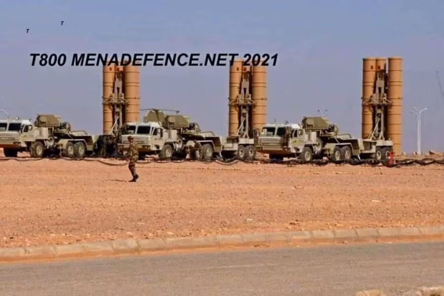 Ấn phẩm thông tin Mena Defense vừa công bố những bức ảnh đầu tiên trong đó có thể thấy ít nhất ba bệ phóng di động của hệ thống tên lửa phòng không S-400 Triumph được đặt trên xe tải BAZ-64.022 hiện diện ở Algeria.