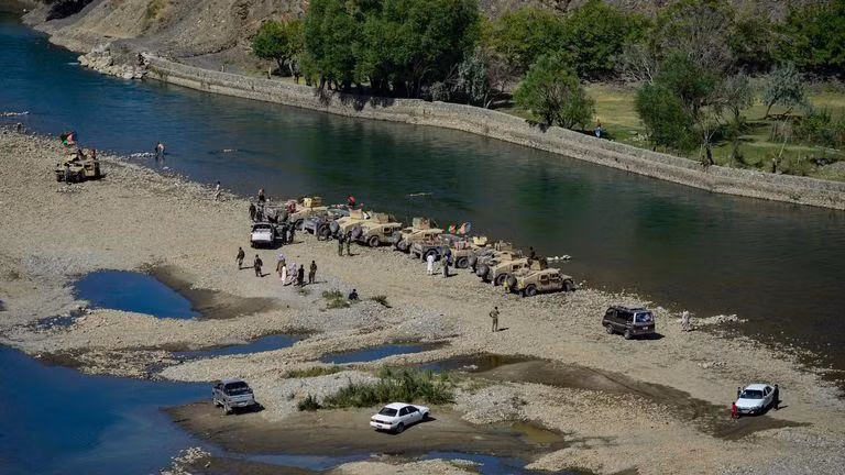 Những vẫn có nhiều thành phố, các binh lính Afghanistan đặc biệt là lính đặc nhiệm đã chiến đấu tới viên đạn cuối cùng trước khi họ đầu hàng và bị Taliban hành quyết.