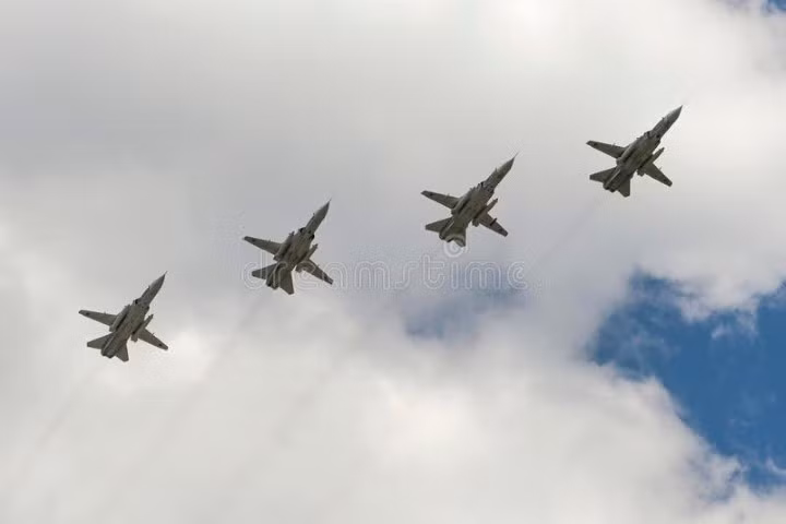 Thông số kỹ thuật máy bay ném bom tiền tuyến Su-24: Kíp lái 2 người; chiều dài 22,67 m; sải cánh 10,36 m (khi cụp), 17,63 m (khi xòe); chiều cao 6,19 m; trọng lượng rỗng 22.300 kg, trọng lượng cất cánh tối đa 39.700 kg, tải trọng vũ khí 8.000 kg.