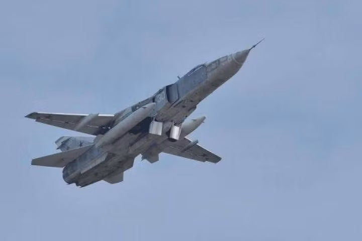 Vũ khí trang bị của Su-24 gồm một pháo bắn nhanh GSh-6-23 với 500 viên đạn, máy bay có 8 điểm treo (2 dưới phần khớp quay cánh, 2 dưới cánh ngoài và 4 dưới thân máy bay) mang được các loại vũ khí đối không, đối đất và đối hạm.