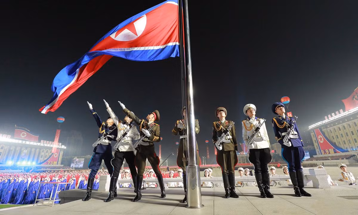 "Lực lượng phòng vệ dân sự lớn nhất của đất nước dẫn đầu cuộc duyệt binh tại quảng trường Kim Nhật Thành ở Bình Nhưỡng vào nửa đêm", KCNA viết