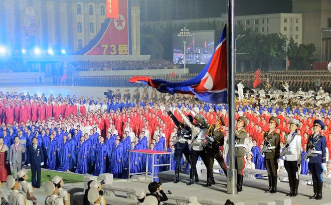 Lễ duyệt binh diễn ra trong bối cảnh các cuộc đàm phán giữa Mỹ và Triều Tiên bị đình trệ. Washington cho biết sẵn sàng hội đàm với Bình Nhưỡng ở bất cứ đâu, vào bất kỳ lúc nào, nhưng Triều Tiên vẫn không phản hồi.