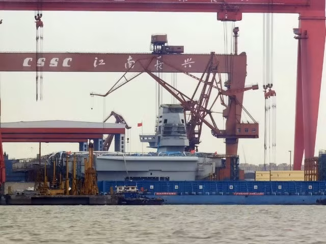 Những hình ảnh mới nhất của tàu sân bay Type 003, đã khiến cả thế giới dậy sóng, với tốc độ đóng tàu nhanh tới chóng mặt của Trung Quốc, kèm theo đó là khả năng chế tạo gần như giống y hệt tàu sân bay Mỹ.