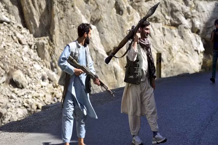  Tình hình tại Afghanistan hiện giờ đã rơi vào thế không thể vãn hồi, nhất là khi lực lượng quân kháng chiến của nước này để mất hoàn toàn vũ khí nóng vào tay Taliban.