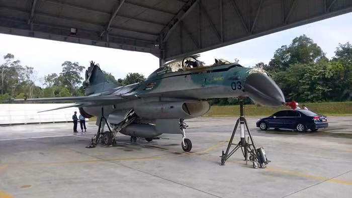 Đông đảo nhất trong lực lượng chiến đấu cơ của Indonesia là các tiêm kích F-16 Fighting Falcon với tổng cộng 33 chiếc. Các tiêm kích F-16 của Indonesia hiện tại bao gồm 4 phiên bản A/B/C/D và đang tiếp tục được nâng cấp.