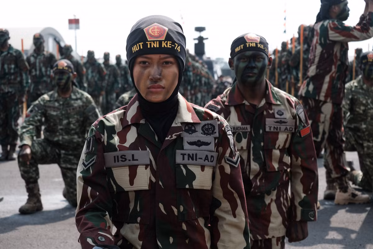 Có dân số đông thứ tư thế giới, Indonesia hiện đang là quốc gia Hồi giáo đông dân nhất. Tuy nhiên, quân đội nước này vẫn tuyển nữ giới vào rất nhiều vị trí khác nhau.