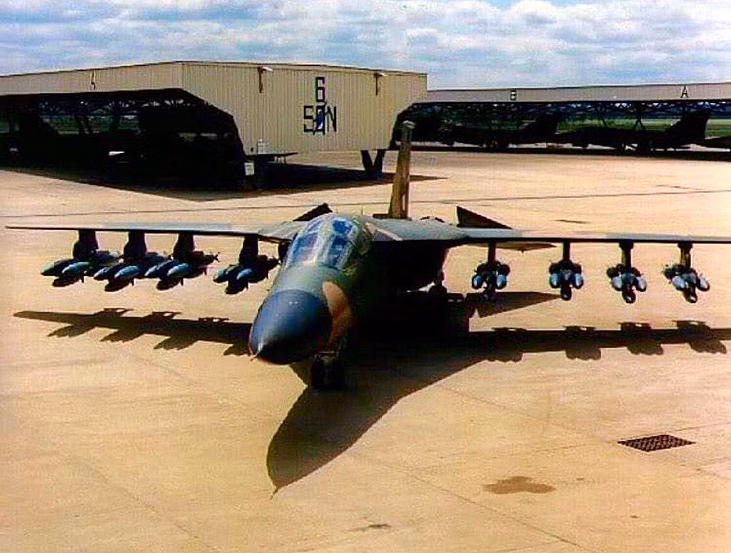 Trong khi đó, EF-111 Raven phiên bản tác chiến điện tử được phát triển từ F-111 một lần nữa lại sát cánh cùng những chiếc máy bay ném bom F-111 để vô hiệu hóa radar của Iraq. Tổng cộng đã có 66 máy bay F-111F và 18 F-111E được triển khai trong chiến tranh Iraq và đã cất cánh 5.000 lần.