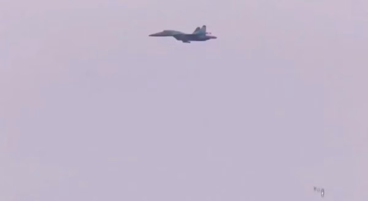 Đài quan sát Nhân quyền Syria có trụ sở tại Anh cho biết, các cuộc không kích đã phá hủy nhiều tòa nhà được dùng làm căn cứ, quét sạch ít nhất một kho đạn lớn của tổ chức Hay'at Tahrir al-Sham (HTS) thuộc al-Qaeda.