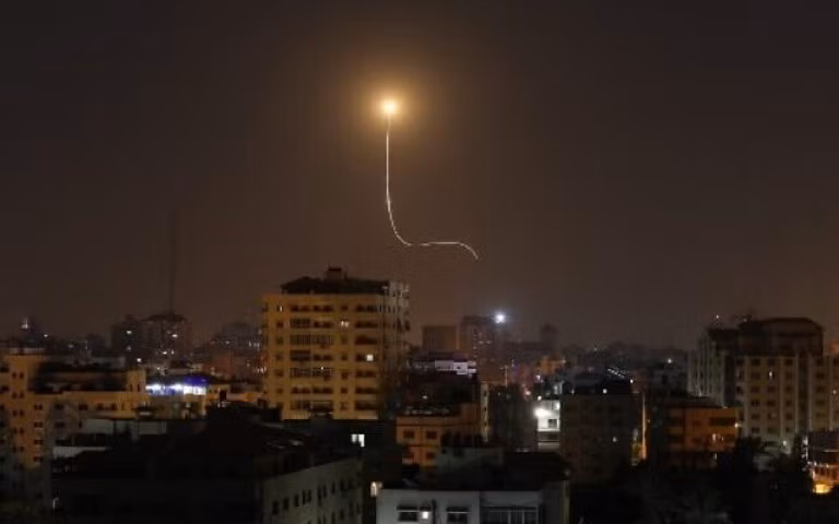 Điều này gián tiếp khiến những chiến đấu cơ của Không quân Israel gặp nguy hiểm khi bay gần khu vực tác chiến của Iron Dome, nhất là trong thời điểm tổ hợp này đánh chặn tên lửa đối phương với cường độ cao.