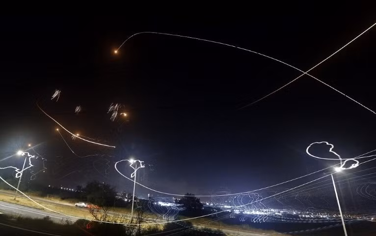 Đây cũng là lý do, không phận của Israel vẫn không bị đóng trong thời gian Iron Dome hoạt động. Việc không đóng không phận, khiến các máy bay chở khách vẫn có thể hoạt động thông suốt, bất chấp việc bầu trời Tel Aviv đang rực lửa.