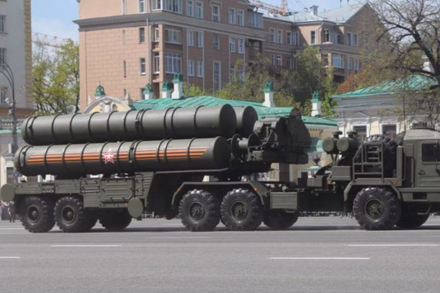 S-400 được tích hợp radar đa chức năng chống nhiễu, hệ thống phát hiện và ngắm bắn tự động, tên lửa phòng không, bệ phóng và trung tâm chỉ huy - điều khiển.