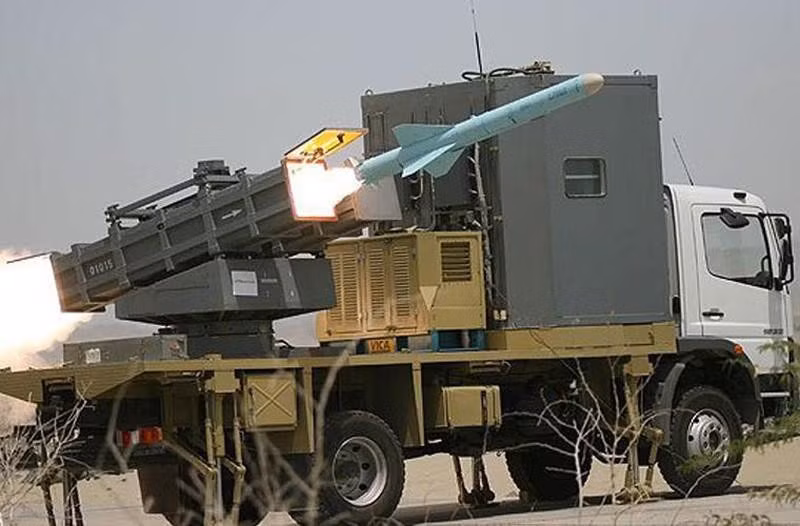 Hiện loại tên lửa C-802 đang được Iran trang bị cả trên chiến hạm, trên các xe mang phóng và trực thăng vũ trang.