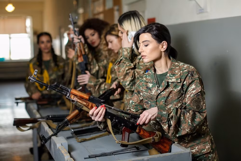 Armenia vẫn duy trì luật nghĩa vụ quân sự bắt buộc, tuy nhiên luật nghĩa vụ quân sự của quốc gia này chỉ áp dụng với nam giới. Nữ giới trong quân đội Armenia đều là tình nguyện tham gia.
