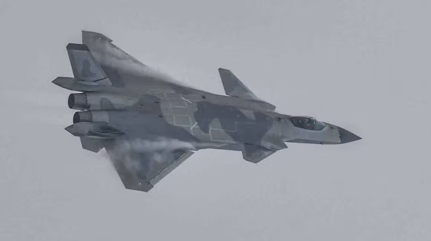 Ngoài yếu tố diện tích phản xạ radar cao, đánh giá chuyến bay trình diễn của tiêm kích tàng hình J-20 tại Triển lãm Hàng không quốc tế Chu Hải, giới quan sát cho rằng rất dễ nhận thấy tiêm kích Trung Quốc "bị thiếu động lực".