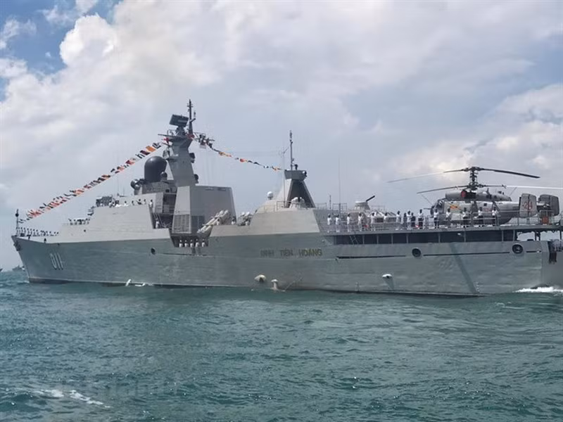 Tất cả kho vũ khí ấn tượng của tàu Gepard đều được điều khiển bởi hệ thống điều khiển và thông tin chiến đấu Sigma-E. Cuối cùng, loại tàu chiến này còn có khả năng mang theo một trực thăng với sàn đáp ở phía cuối tàu.