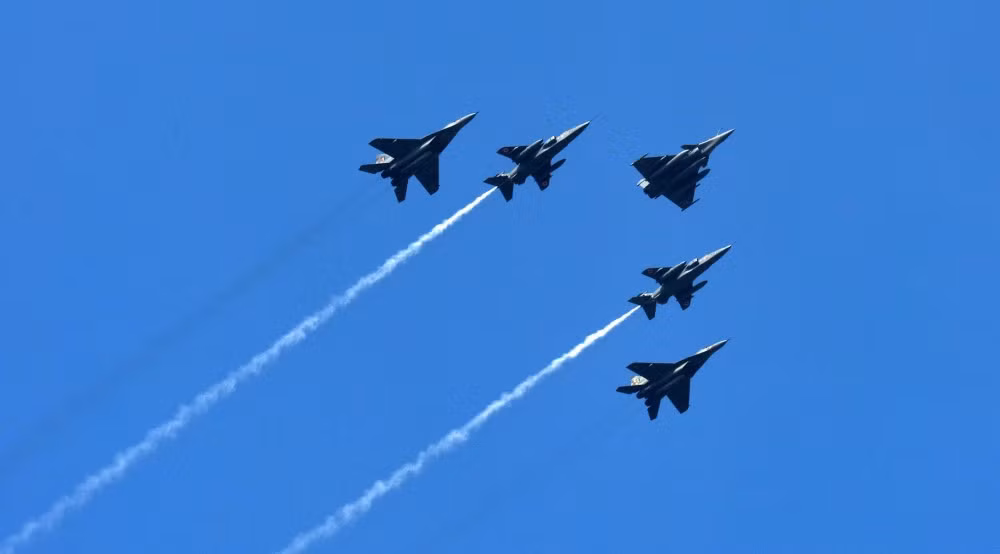 Chiến đấu cơ nội địa Tejas của Ấn Độ bay ở giữa, tiếp theo hai bên là hai chiếc cường kích Jaguar do Anh sản xuất và ngoài cùng là hai chiếc MiG-29.
