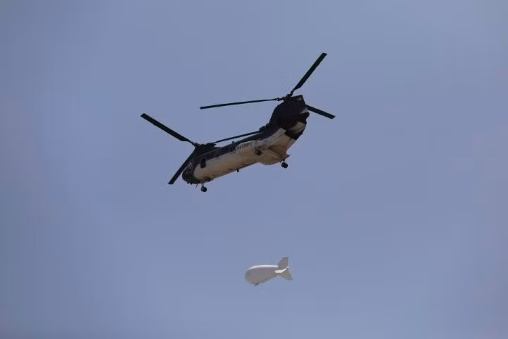 Những ngày này, khi thứ duy nhất ngăn cách việc Taliban kiểm soát hoàn toàn thủ đô Kabul chỉ còn là thời gian, người ta có thể thấy trực thăng vận tải CH-47 bay ngập trời thủ đô Kabul.