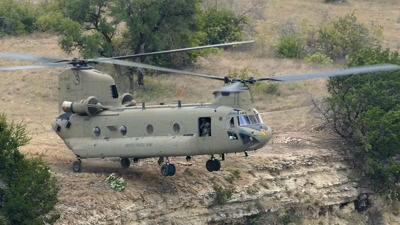 Tuy nhiên tùy thuộc vào tình hình thực tế, trực thăng CH-47 có thể bay tốt với chỉ một người lái. Ngoài ra, trong nhiệm vụ thực chiến trong khu vực thù địch, loại trực thăng này có thể có thêm ba vị trí khác ở hai hông và phía đuôi máy bay, vừa làm nhiệm vụ hoa tiêu, vừa làm xạ thủ súng máy.